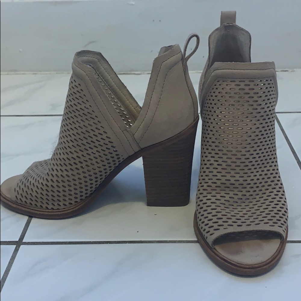 Vince Camuto Kensa Perforated Peeptoe Booties sz 6